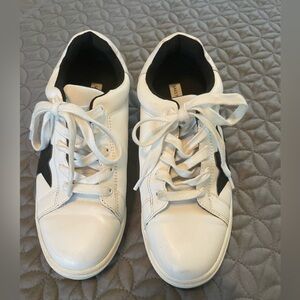 Women’s tennis shoes Size 6